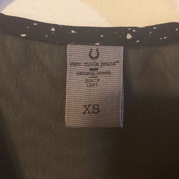 Vera Moda Jeans, Sleeveless Black & White Blouse w/Snaps Down the Front - Picture 4 of 9